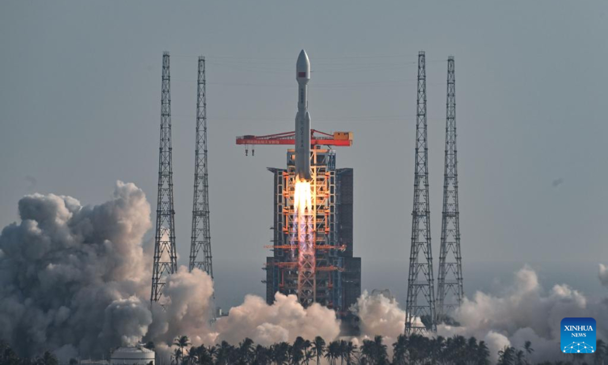 A Long March-8A carrier rocket carrying the 14th group of low-orbit internet satellites blasts off from the Hainan commercial spacecraft launch site in south China's Hainan Province, Dec. 6, 2025. The rocket lifted off at 3:53 p.m. on Saturday. It successfully placed the payloads into preset orbit. (Xinhua/Guo Cheng)
