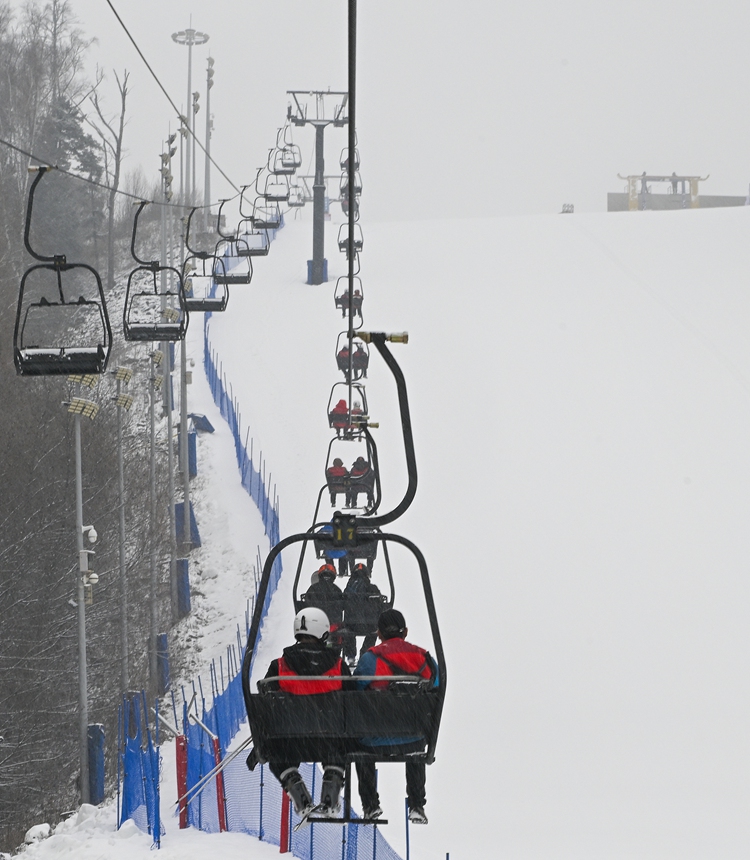 Enthusiasts take the ski lifts at a ski resort in Northeast China's Jilin Province on November 27, 2025. Photo: VCG