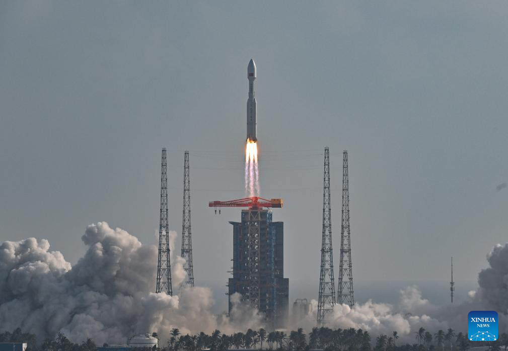 A Long March-8A carrier rocket carrying the 14th group of low-orbit internet satellites blasts off from the Hainan commercial spacecraft launch site in south China's Hainan Province, Dec. 6, 2025. The rocket lifted off at 3:53 p.m. on Saturday. It successfully placed the payloads into preset orbit. (Xinhua/Guo Cheng)