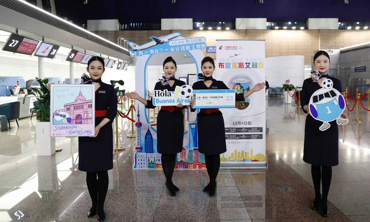 Flight attendants from China Eastern Airlines introduce the Shanghai-Auckland-Buenos Aires route to passengers at Shanghai Pudong International Airport on December 4, 2025. Photo: Courtesy of China Eastern Airlines