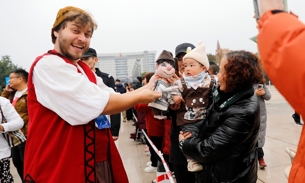 Performers take part in a parade for the 4th Nanchong International Puppet Art Week in Nanchong, Southwest China's Sichuan Province, on November 4, 2025, attracting many onlookers. Photo: VCG