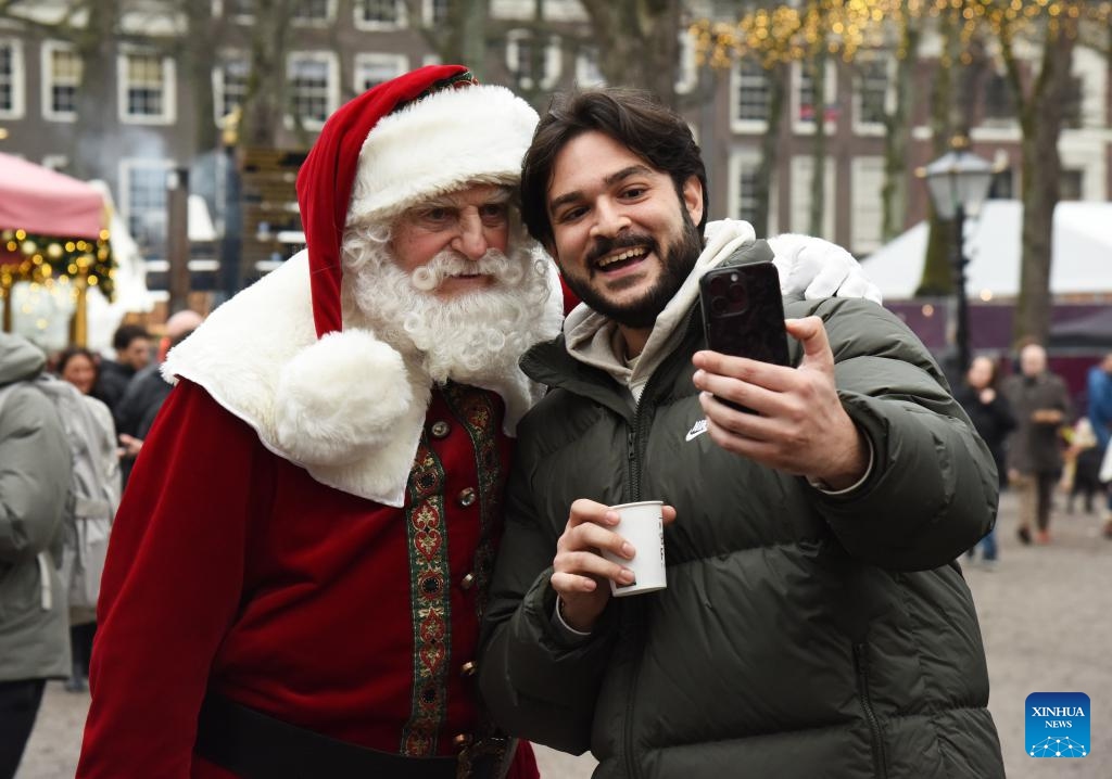 A man takes selfies with an actor dressed as Santa Claus at the Royal Christmas Fair in The Hague, the Netherlands, Dec. 6, 2025. Kicking off here on Dec. 4, the fair will run until Dec. 23. (Xinhua/Shao Haijun)