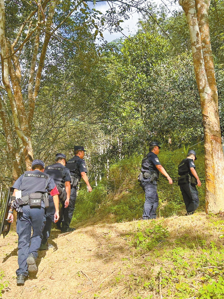Police officers of the Dakaihe Border Inspection Station patrol a nearby mountain. Photo: Huang Lanlan/GT
