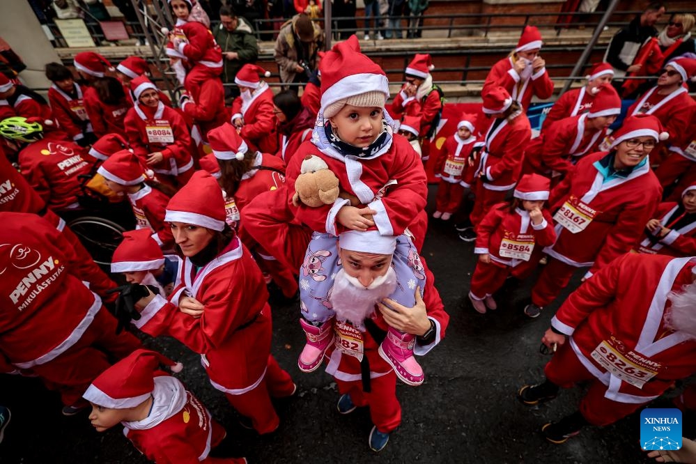 People in Santa Claus costumes participate in the annual Santa Run in Budapest, Hungary, Dec. 7, 2025.

The event was held here on Sunday, bringing together about 4,500 participants dressed as Santa Claus to attend, and turning the city center into a joyful sea. (Photo by David Balogh/Xinhua)