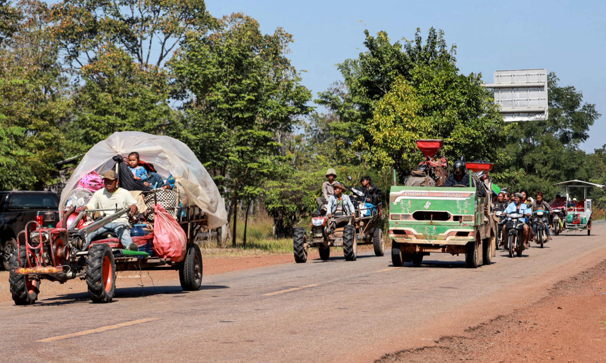 Local residents evacuate following clashes along the Cambodia-Thailand border in Preah Vihear province on December 8, 2025. Photo: VCG