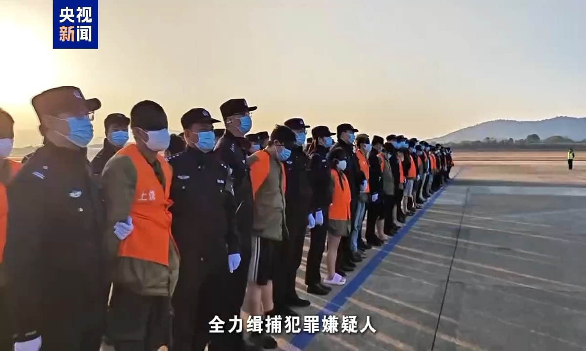 A batch of 1,178 Chinese suspects involved in telecom fraud in Myanmar's Myawaddy region are escorted back to China via Thailand by Chinese police. Photo: Screenshot from CCTV News