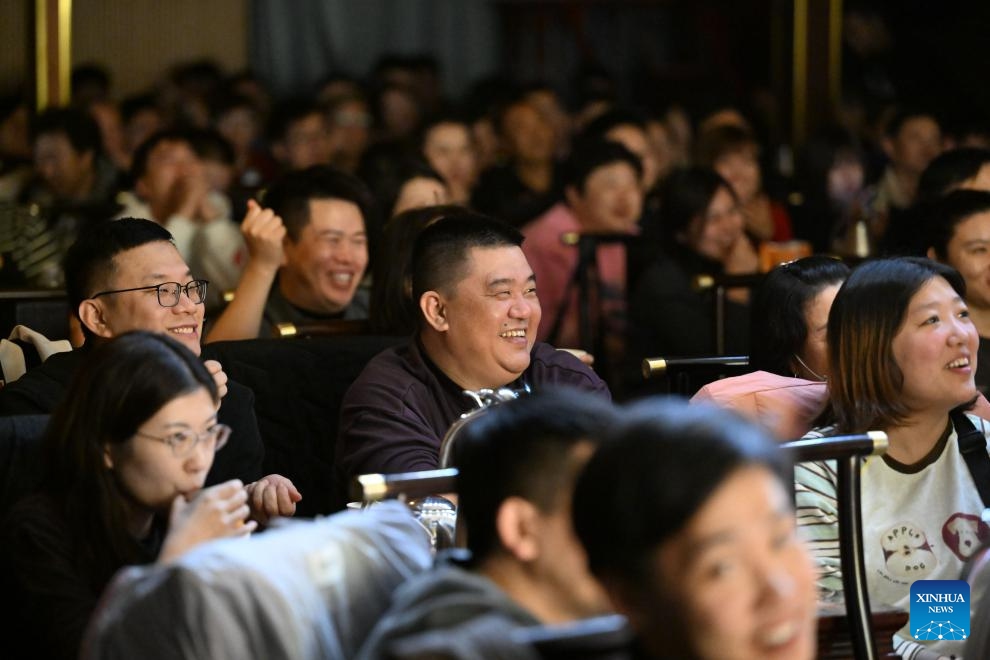 People watch Xiangsheng, or crosstalk comedy, in north China's Tianjin, Nov, 26, 2025. Crosstalk comedy is a popular form of entertainment for citizens in Tianjin. (Xinhua/Zhao Zishuo)