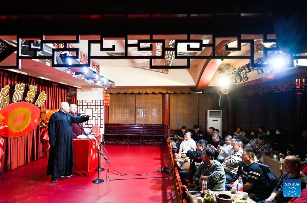 People watch Xiangsheng, or crosstalk comedy, at a tea house in north China's Tianjin, Dec. 5, 2025. Crosstalk comedy is a popular form of entertainment for citizens in Tianjin. (Xinhua/Zhao Zishuo)