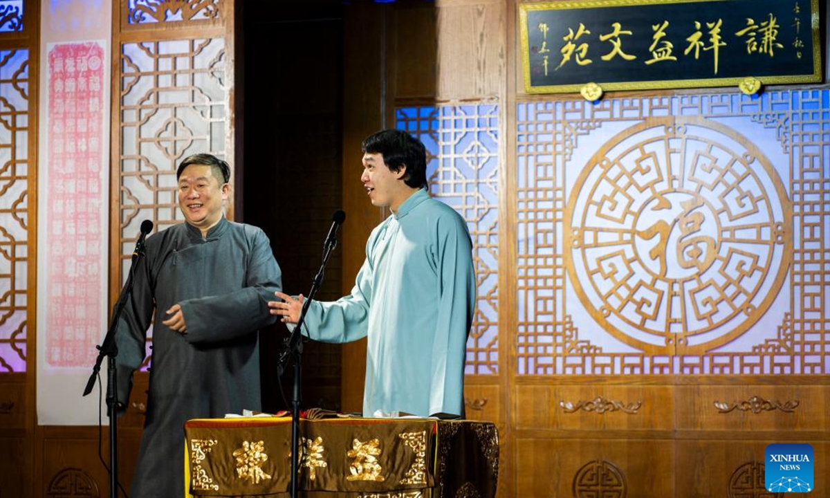 Performers perform Xiangsheng, or crosstalk comedy, at a tea house in north China's Tianjin, Dec. 4, 2025. Crosstalk comedy is a popular form of entertainment for citizens in Tianjin. (Xinhua/Fu Tian)