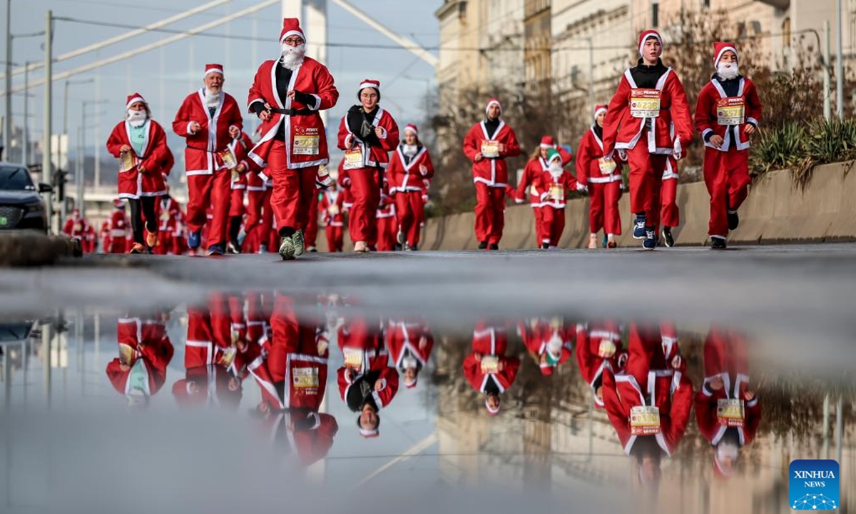 People in Santa Claus costumes participate in the annual Santa Run in Budapest, Hungary, Dec. 7, 2025.

The event was held here on Sunday, bringing together about 4,500 participants dressed as Santa Claus to attend, and turning the city center into a joyful sea. (Photo by David Balogh/Xinhua)