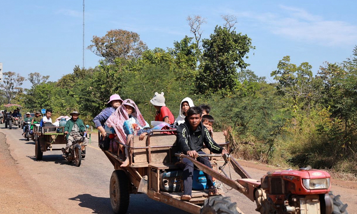 In this photo released by Agence Kampuchea Press (AKP), Cambodian villagers sit on tractors as they flee from the home of Preah Vihear province, Cambodia, on December 8, 2025.Renewed armed clashes erupted between Thai and Cambodian forces along their border on December 7 and 8, with both sides accusing the other of firing first.  
Photo: VCG