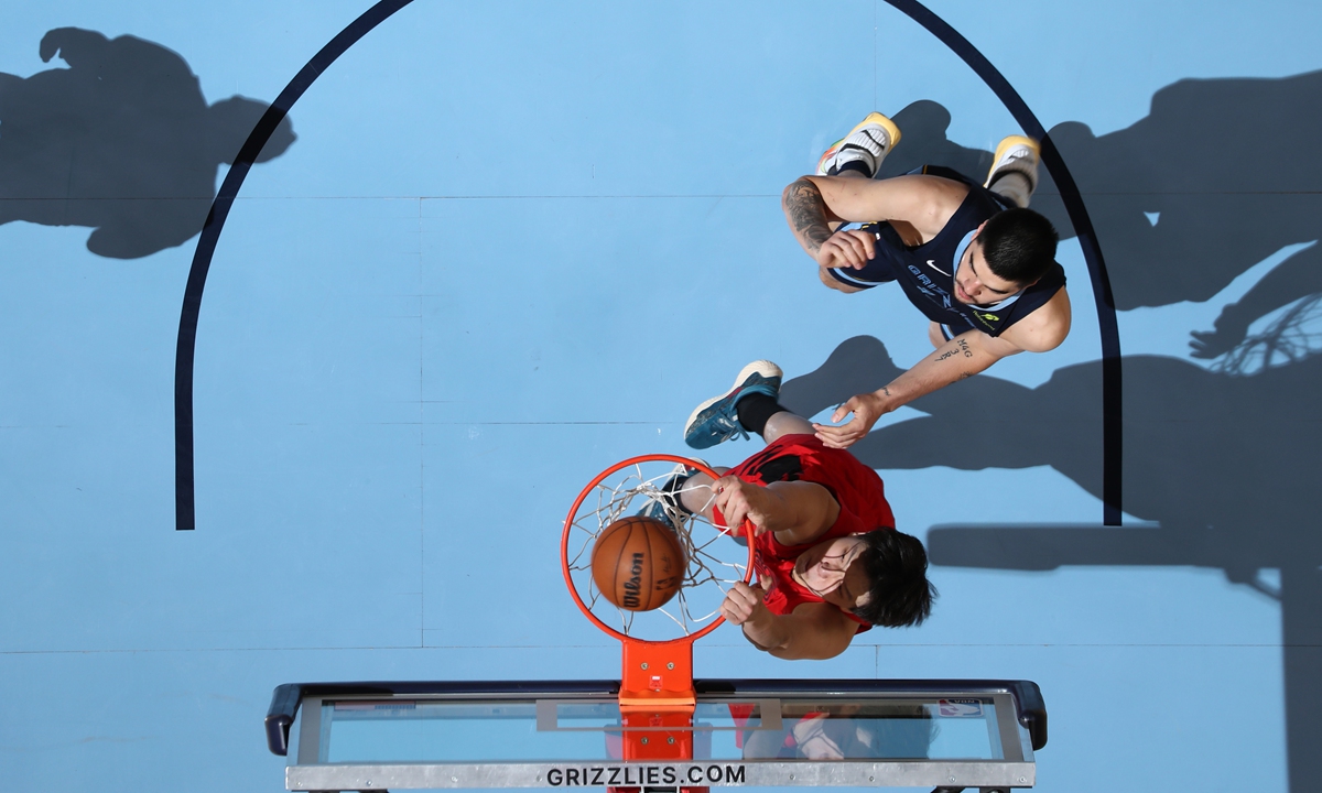 Chinese basketballer Yang Hansen (below) of the Portland Trail Blazers dunks the ball during the NBA game against the Memphis Grizzlies in Memphis, the US on December 7, 2025. In his first NBA start, Yang, picked 16th in the summer's draft, finished with four points, five rebounds and two assists in slightly more than 19 minutes of court time. Photo: VCG