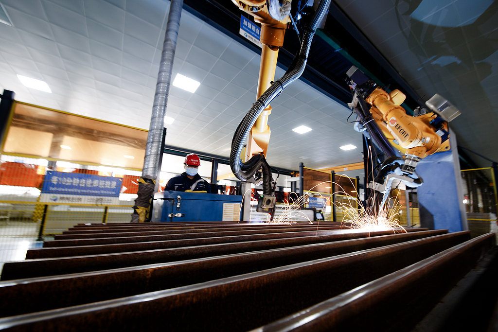 Industrial robots carry out welding operations in an intelligent workshop of a battery manufacturer located in the Suixian Hi-tech Industrial Development Zone, Shangqiu, Central China's Henan Province, on December 9, 2025. China produces more than three-quarters of all batteries sold globally and is home to six out of the 10 largest battery makers, according to the International Energy Agency. Photo: VCG
