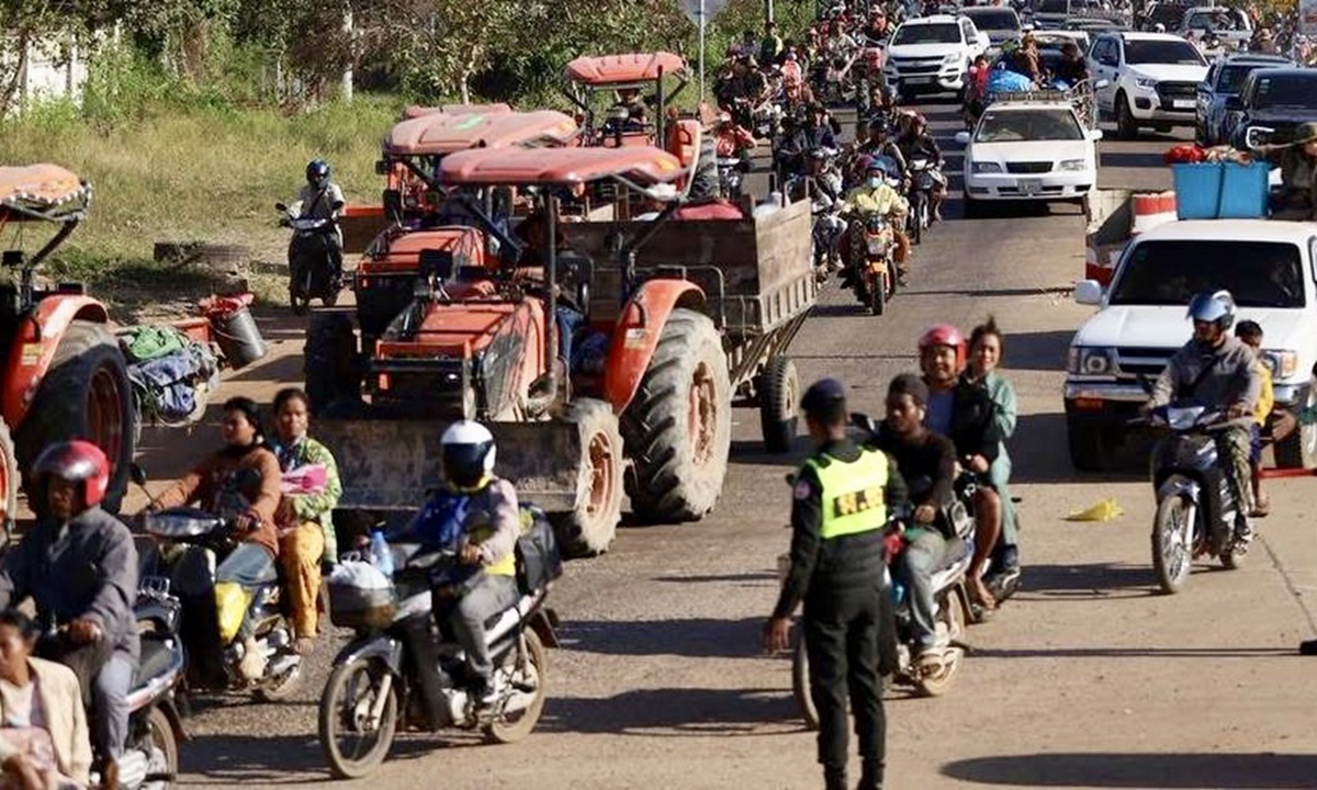 This handout photo taken and released by Agence Kampuchea Press on December 8, 2025 shows local residents evacuating following clashes along the Cambodia-Thailand border in Oddar Meanchey province. Photo: VCG