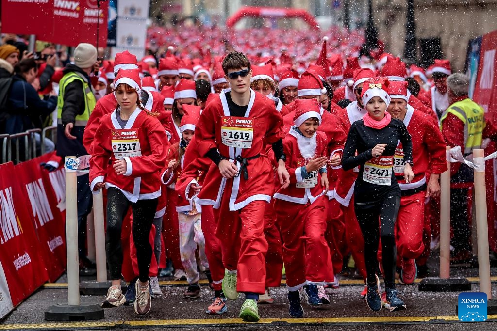 People in Santa Claus costumes participate in the annual Santa Run in Budapest, Hungary, Dec. 7, 2025.

The event was held here on Sunday, bringing together about 4,500 participants dressed as Santa Claus to attend, and turning the city center into a joyful sea. (Photo by David Balogh/Xinhua)