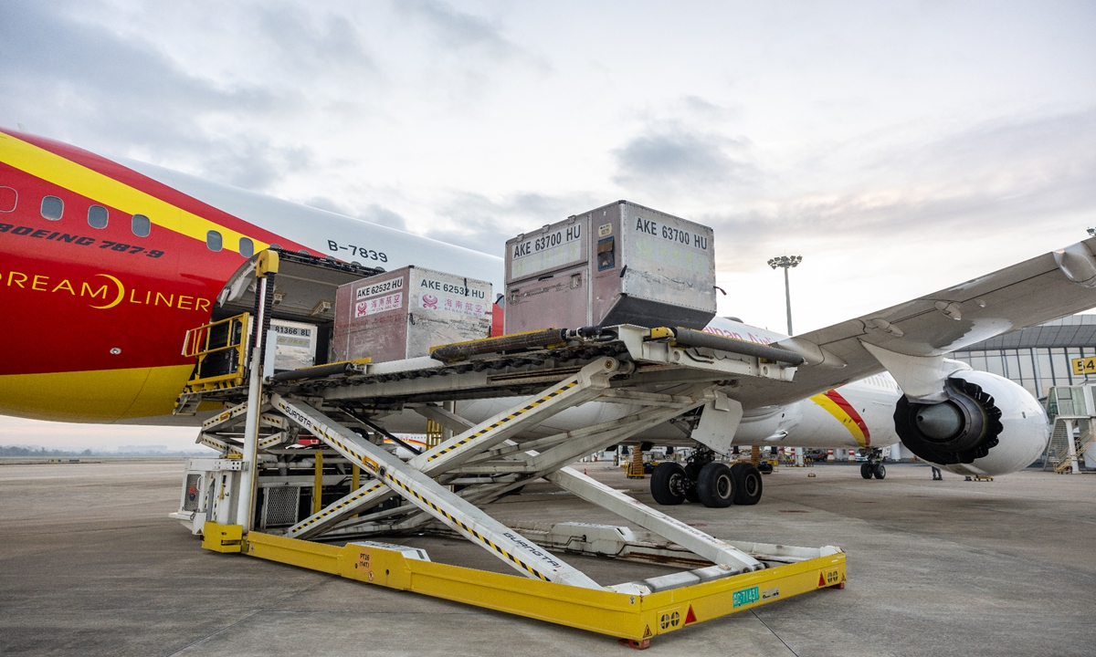 A batch of clothing cargo departing from Milan, Italy, completes air-to-air waybill-change transit service and is loaded onto a Hainan Airlines flight to fly to Hong Kong, on December 9, 2025. Photo: Courtesy of Haikou Meilan International Airport