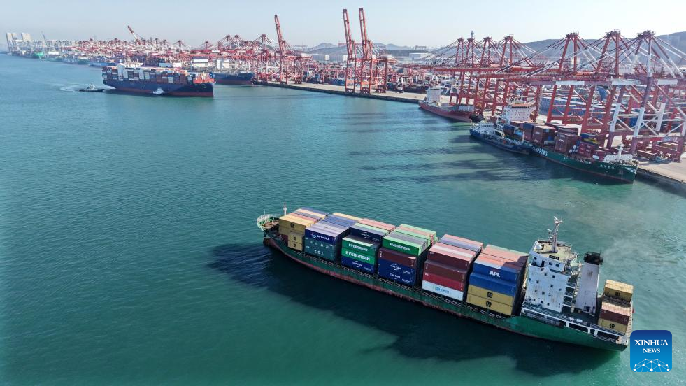 A drone photo taken on Dec. 8, 2025 shows a cargo ship loaded with containers leaving a container terminal of Qingdao Port in Qingdao, east China's Shandong Province. The cargo throughput of Qingdao Port in 2025 surpassed 700 million tonnes on Monday, reaching this milestone 15 days earlier compared to 2024.
Qingdao Port has continuously expanded its international logistics network, with nearly 240 routes connecting over 700 ports in over 180 countries and regions worldwide. (Xinhua/Li Ziheng)
