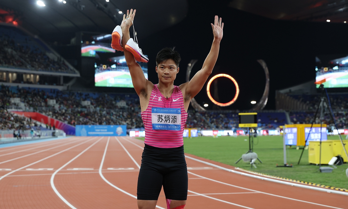 Su Bingtian competes in the men's 4x100m relay final at China's 15th National Games in Guangzhou, South China's Guangdong Province, on November 20, 2025. Photo: VCG