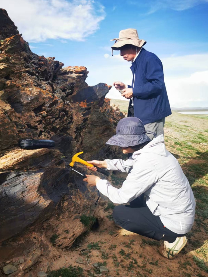Archaeologists work at the site of the Garitang Engraved Stone in Maduo county, Northwest China's Qinghai Province.  Photo: Courtesy of the National Cultural Heritage Administration