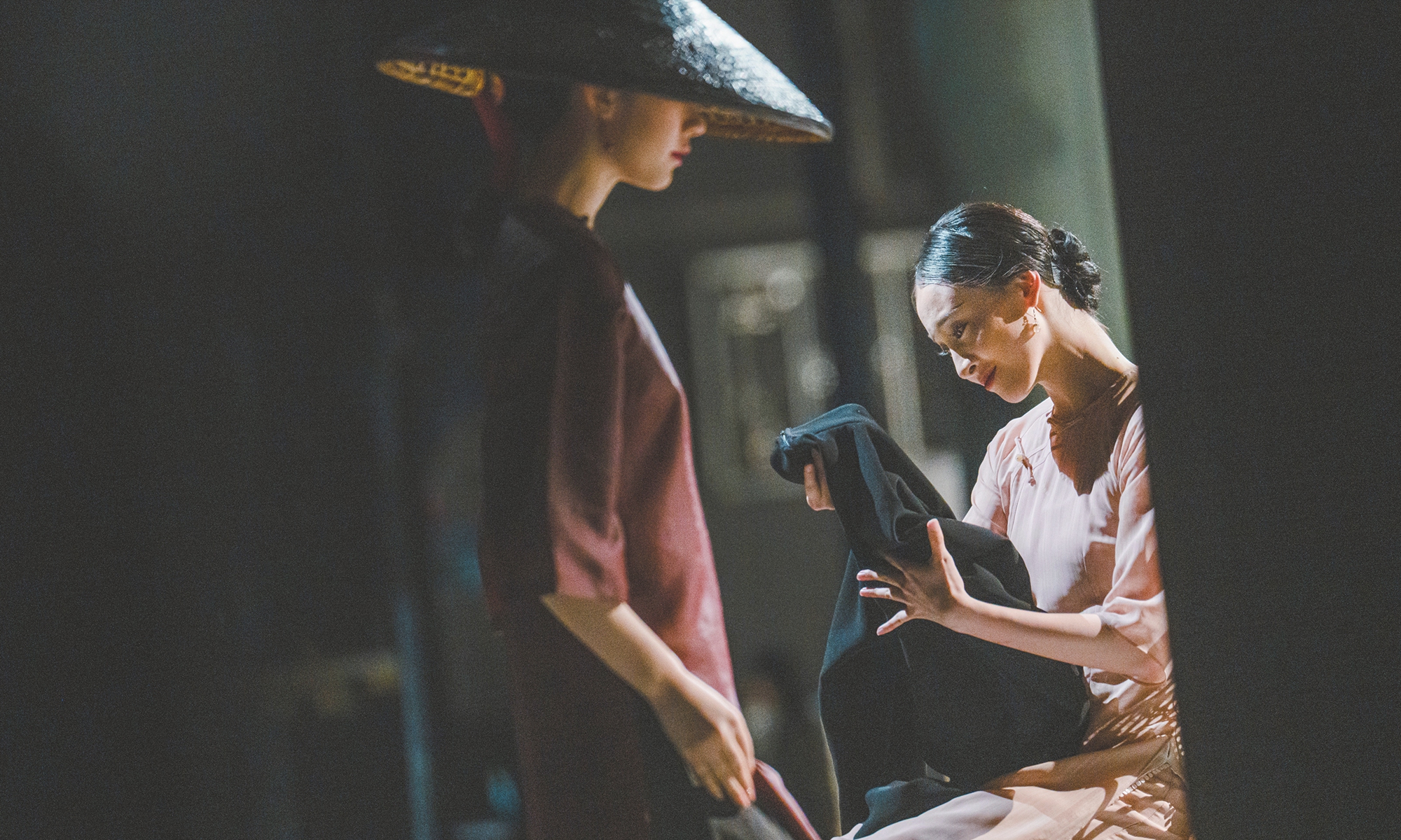 A stage photo from <em>Wing Chun</em> shows Ip Man's wife (right) holding his <em>Xiangyunsha</em> gown. Photo: Courtesy of the SZODT