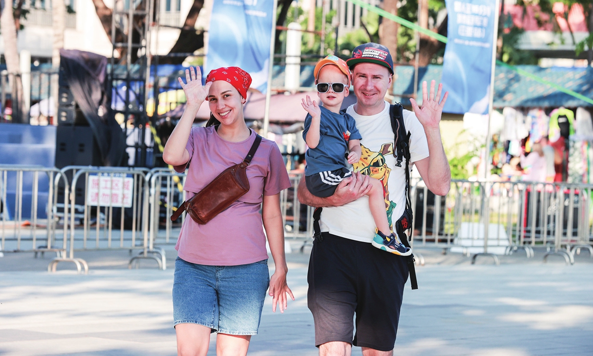 Tourists stroll along Dadonghai beach in Sanya, South China's Hainan Province, on December 7, 2025. Photo: VCG