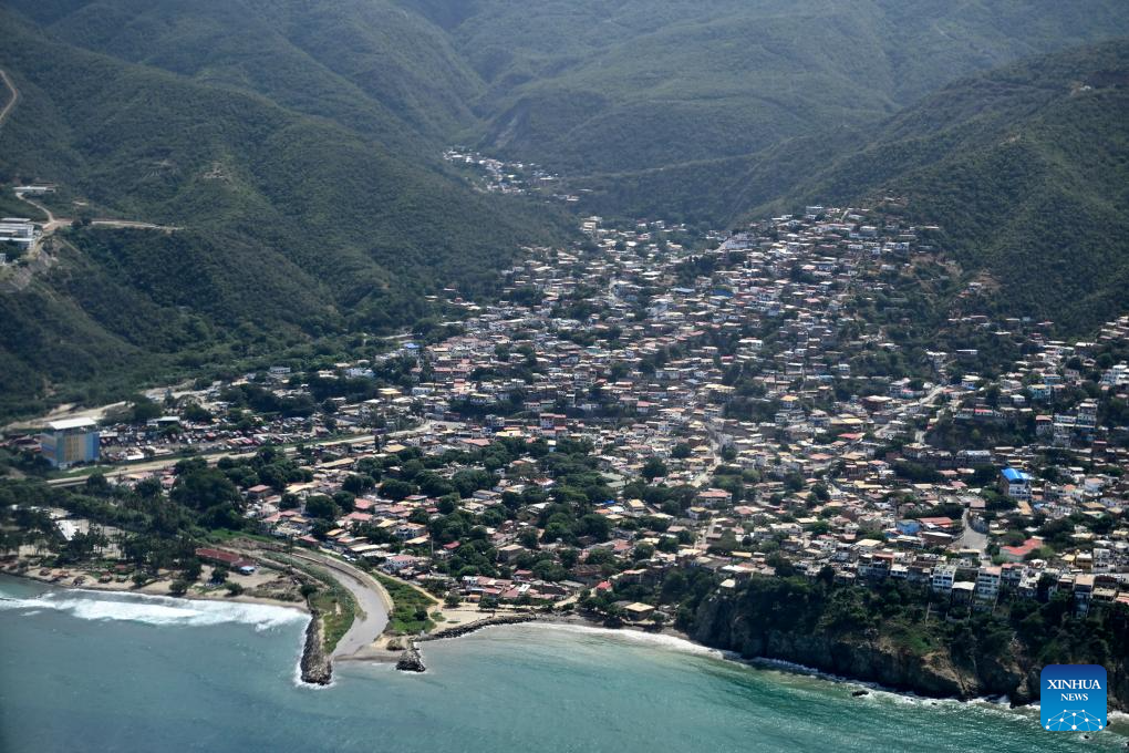 Photo taken from an airplane on Dec. 1, 2025, shows coastal settlements near Simon Bolivar International Airport in Maiquetia, Venezuela. (Xinhua/Li Muzi)