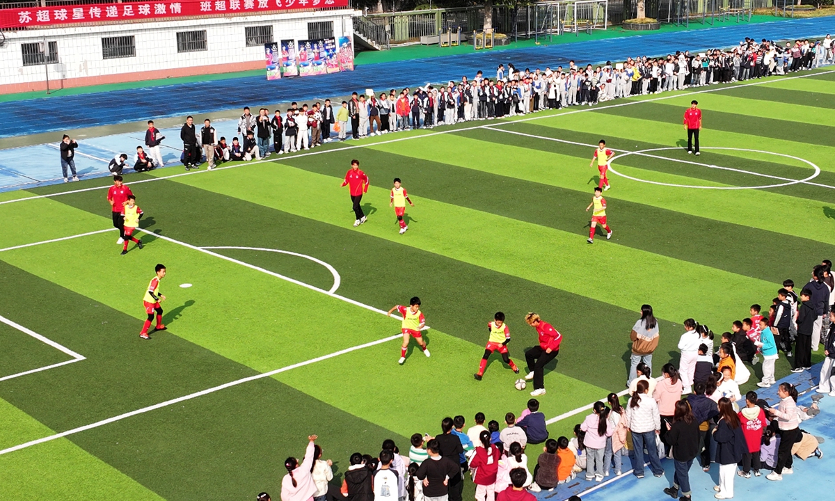 Players from Suchao's Huai'an team play football with primary school students on October 31, 2025. Photo: VCG