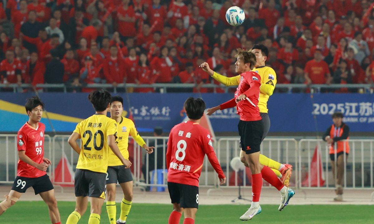 Players compete during the Suchao final match between Nantong and Taizhou in Nanjing, Jiangsu Province on November 1, 2025. Photo: VCG