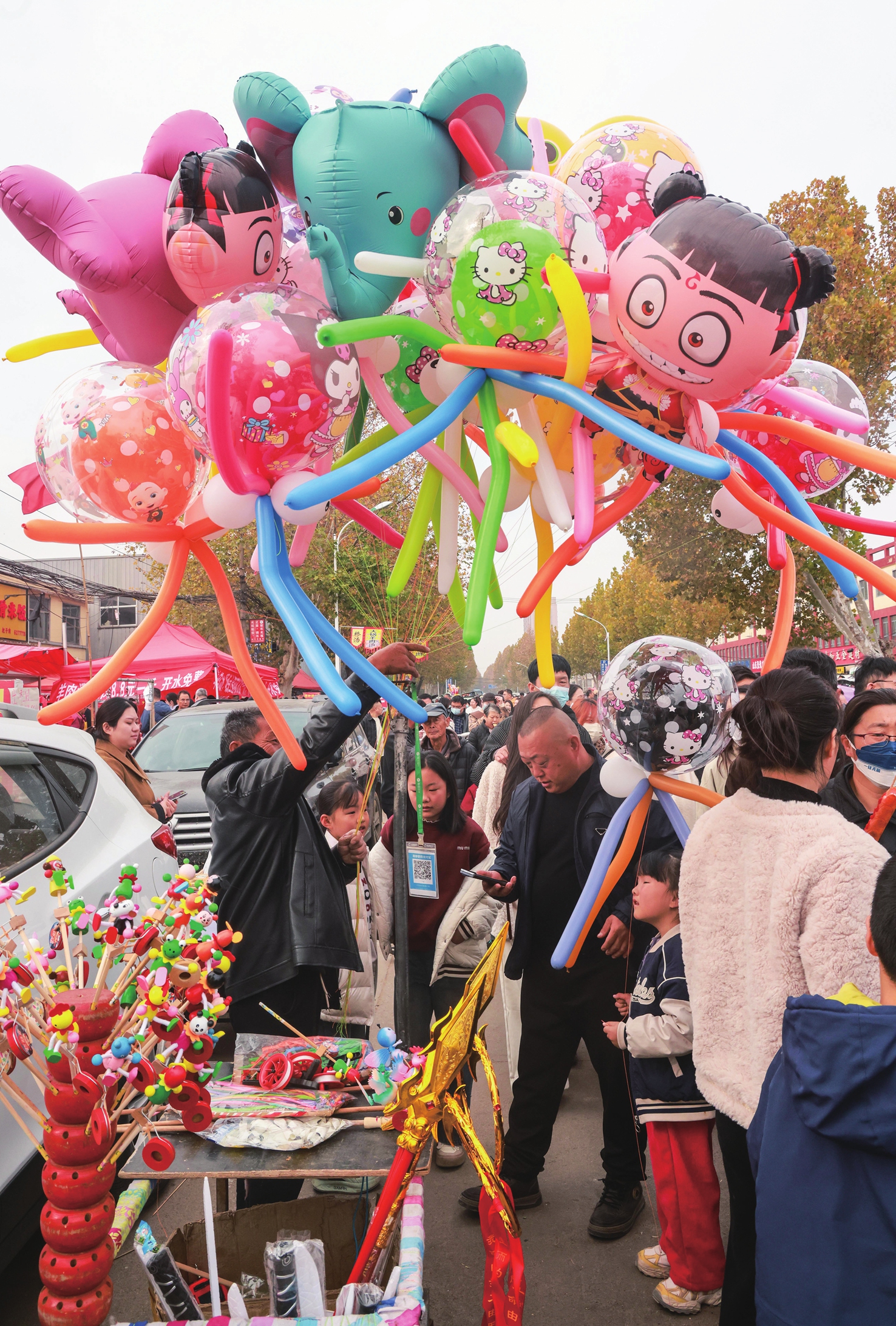 People explore Caowa Market in Linshu county, Linyi, East China's Shandong Province, on November 23, 2025. Photos on this page: VCG