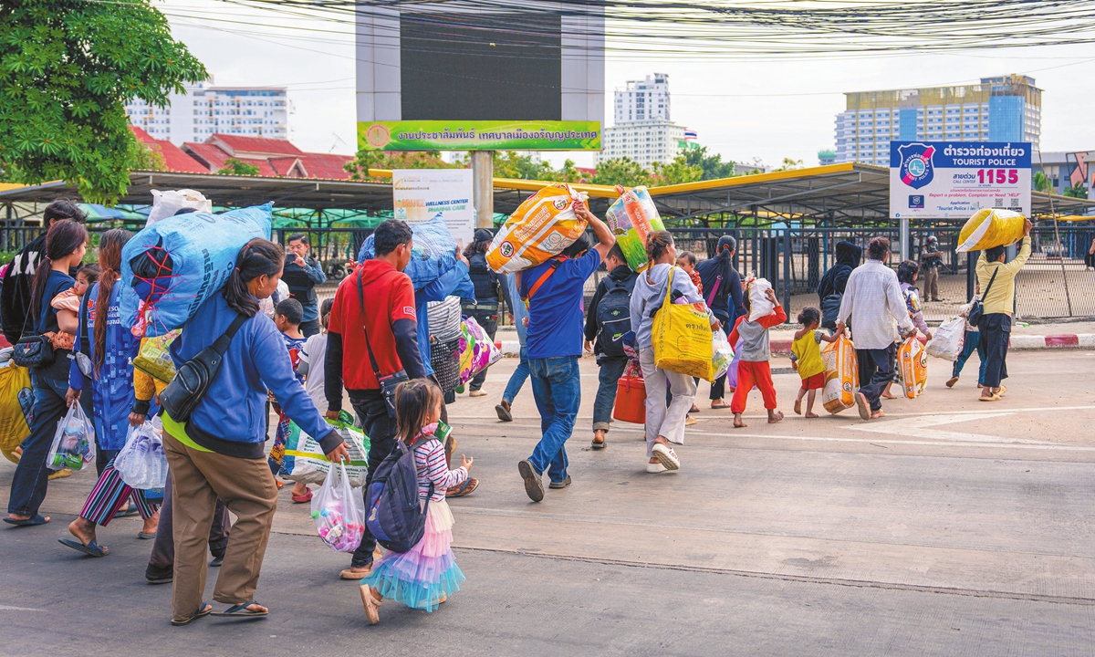 Thousands of Cambodian nationals are seen crossing the border to return to Cambodia via the Ban Khlong Luek border crossing in Aranyaprathet District, Sa Kaeo Province, Thailand, on December 11, 2025. The border situation remains tense with continuous clashes reported in multiple areas, as the Thai army's Burapha Task Force declared martial law in four districts of Sa Kaeo Province and began pushing Cambodian nationals back across the border. Photo: VCG