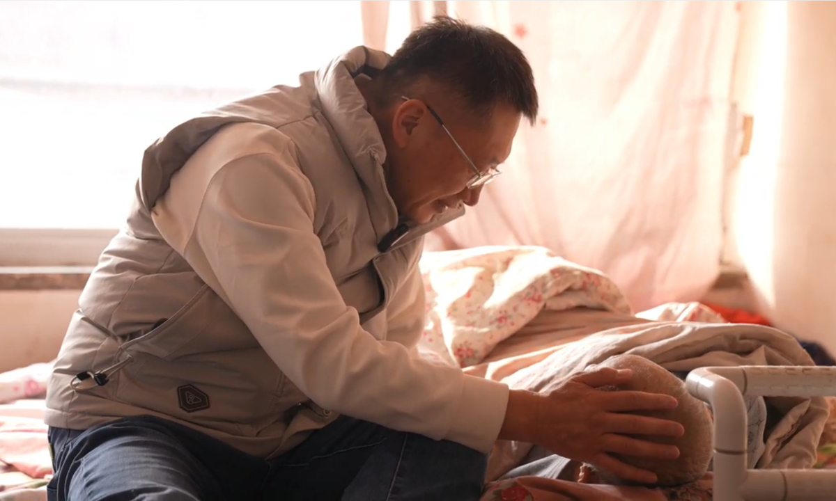 A hospice care specialist speaks to Fang Cai in Fengning, North China’s Hebei Province, on November 12, 2025. Photo: Courtesy of the China Foundation for Human Rights Development