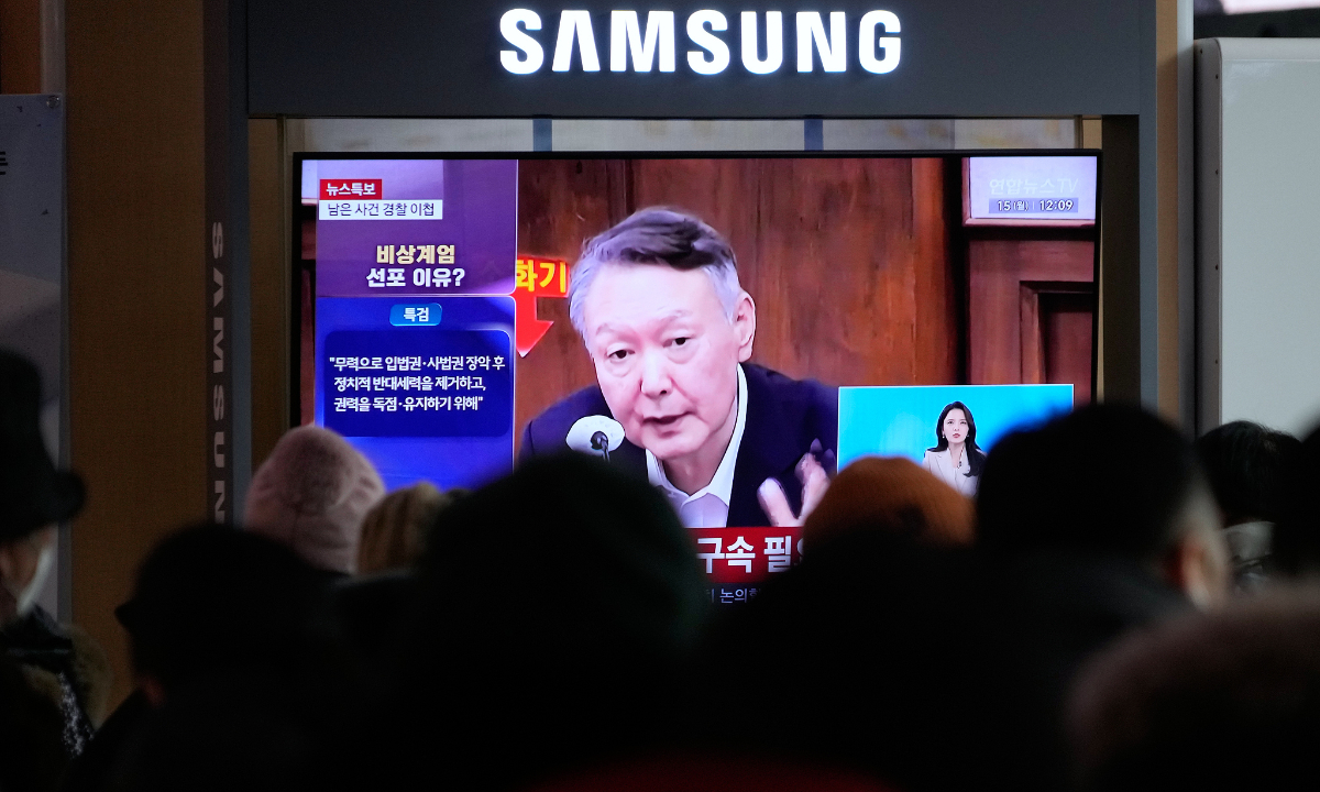 A TV screen shows a file image of South Korea's ousted President Yoon Suk-yeol during a news program at the Seoul Railway Station in Seoul, on December15, 2025. Photo: VCG