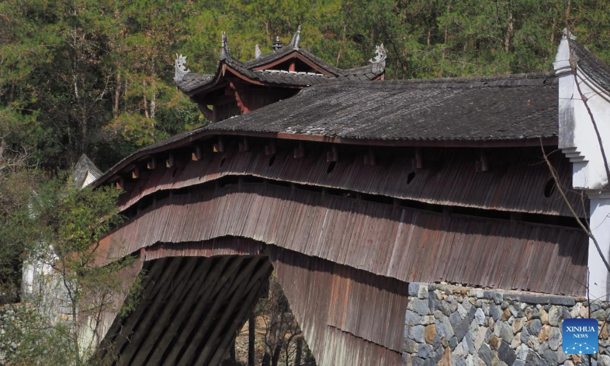 This photo taken on Dec. 10, 2025 shows a wooden bridge in Qingyuan County of Lishui City, east China's Zhejiang Province. (Xinhua/Liu Ziyi)