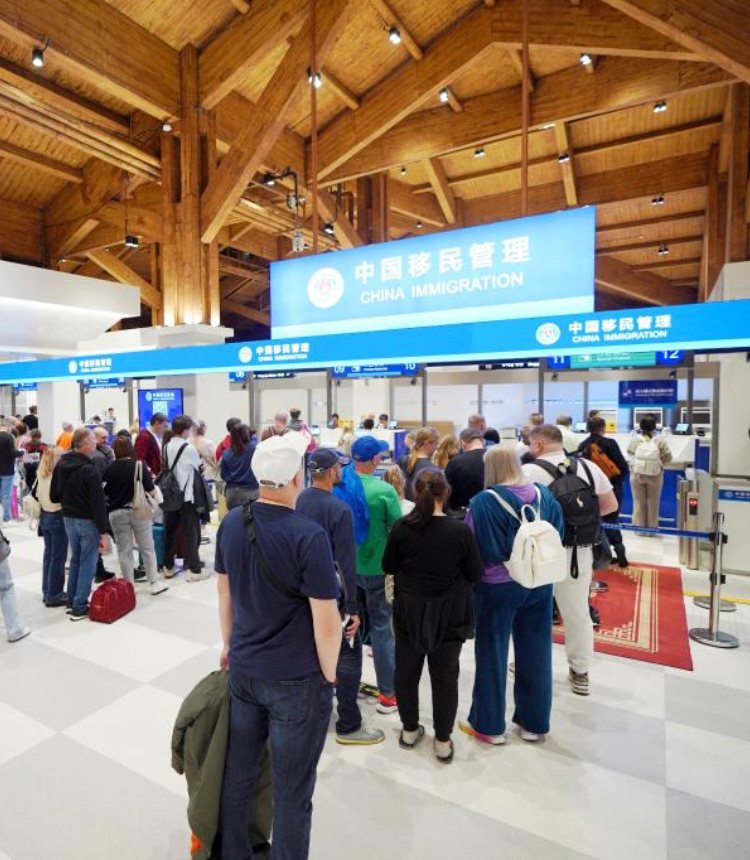 Inbound passengers line up for border procedures at Sanya Phoenix International Airport in Sanya, south China's Hainan Province, Dec. 18, 2025. China on Thursday launched island-wide special customs operations in the Hainan Free Trade Port (FTP). (Photo：Xinhua)