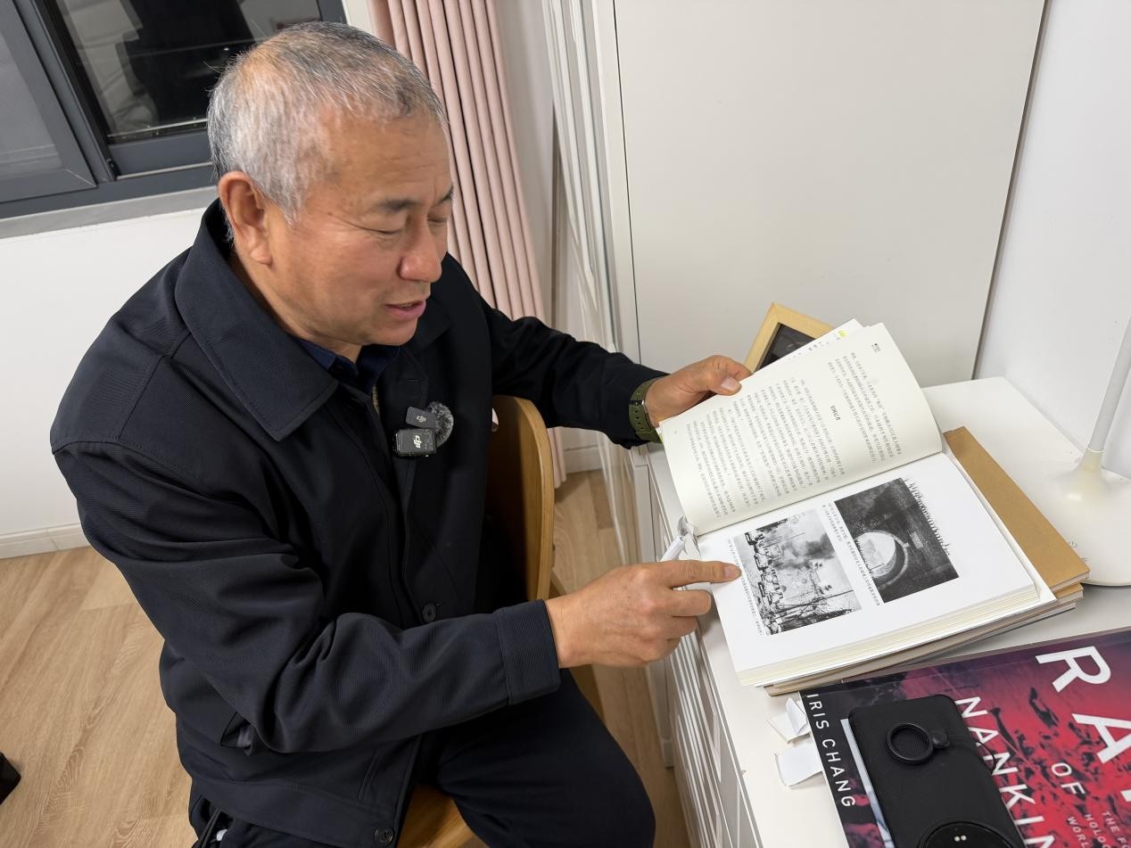 Xia Tianxing, one of the first officially recognized inheritors of the historical memory on the massacre, shows the Global Times reporters on December 11, 2025, passages he often studies from The Rape of Nanking to provide a more accurate explanation when telling others about what happened in 1937. Photo: Courtesy of Xia Tianxing