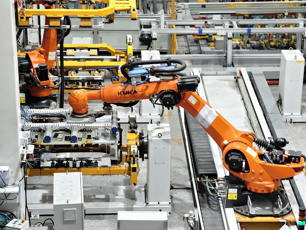 Robotic arms perform precision operations at an intelligent factory in Nanjing, East China's Jiangsu Province, on September 20, 2025. Photo: VCG
