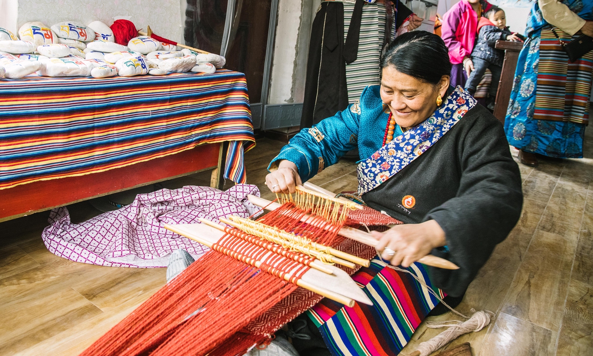 A villager weaves Pulu - a Tibetan traditional woolen fabric - in Changjiangyuan Village, an eco-migration settlement in Golmud, Northwest China's Qinghai Province in March 2019. Photo: Li Hao/GT