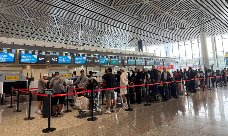 Visitors queue to claim their baggage at the departure hall of Haikou Meilan International Airport in Haikou, South China's Hainan Province, on December 6, 2025. Photo: Zhang Weilan/GT