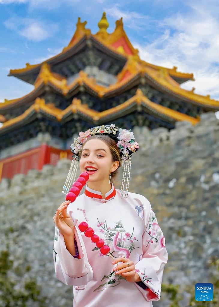 This undated photo taken in Beijing, capital of China, shows a portrait of a German tourist in Chinese-style costumes. (Photo by Qian Hao/Xinhua)