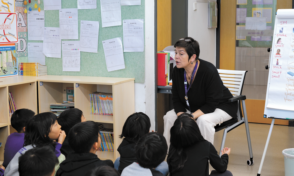Lang Walsh demonstrates English pronunciation to children during an interactive learning session. Photo: Courtesy of Lang Walsh