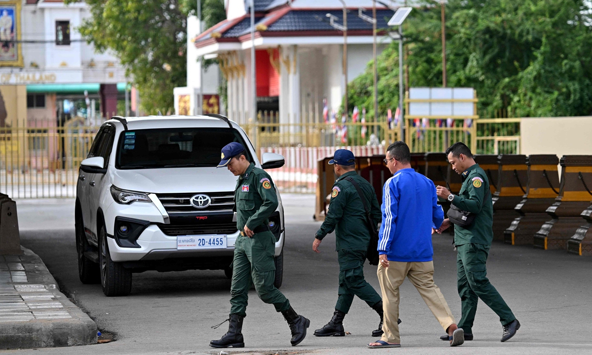 Cambodian police officials walk by the closed Poipet international border checkpoint between Cambodia and Thailand in Poipet, Banteay Meanchey province, on December 12, 2025, amid the latest round of border conflict between Cambodia and Thailand. Photo: VCG
