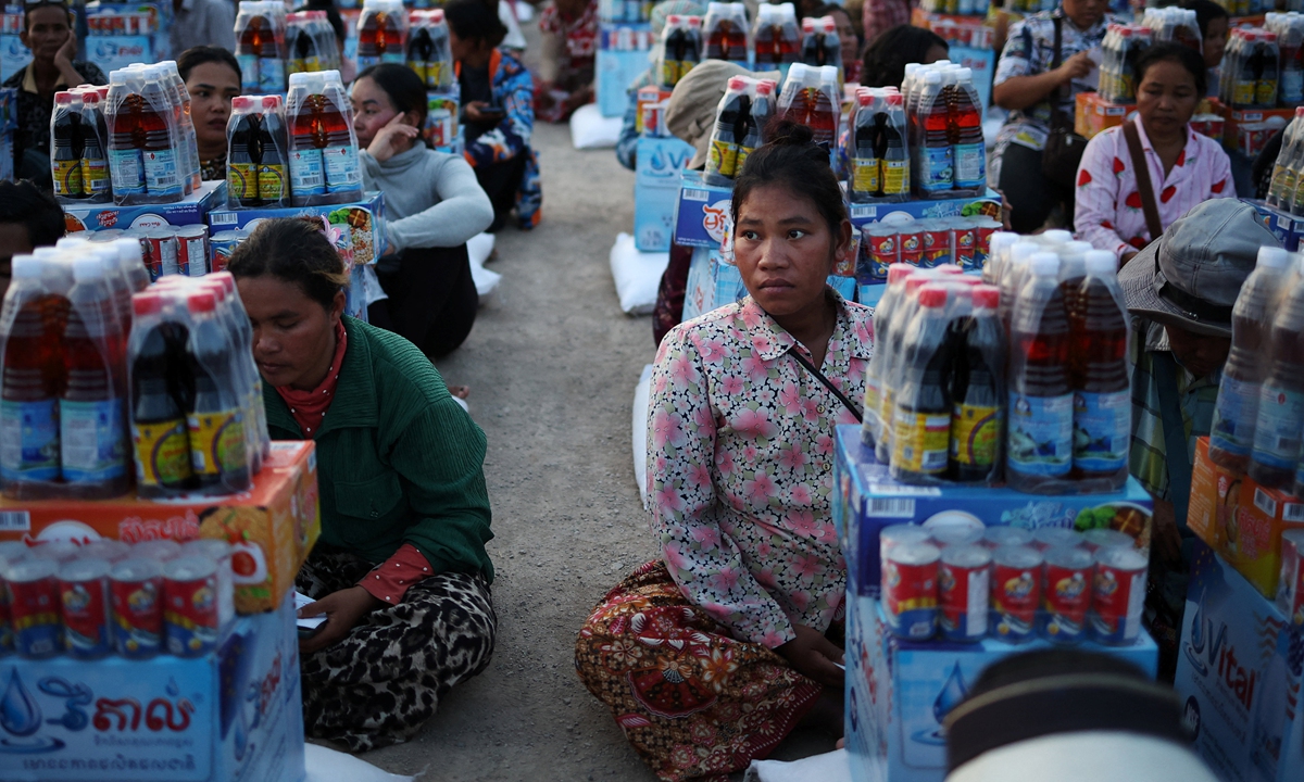 A 27-year-old pregnant woman sits in front of supplies at Wat Por Sovannaram refugee camp in Cambodia, as clashes between Thailand and Cambodia continue along the border area between the two countries on December 13, 2025. Photo: IC