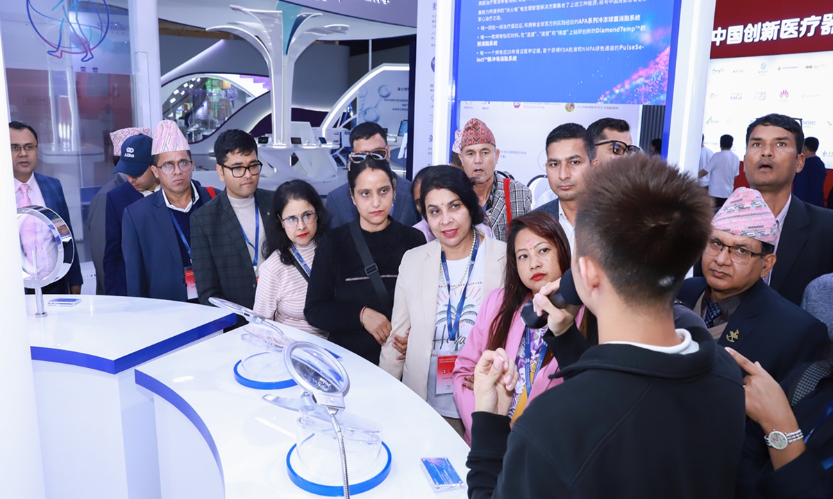Participants from a Nepalese training delegation listen to an on-site introduction to innovative licensed medicines and advanced medical devices during an international exhibition in the Boao Lecheng International Medical Tourism Pilot Zone, South China’s Hainan Province, on December 13, 2025. Photo: Courtery of the pilot zone
