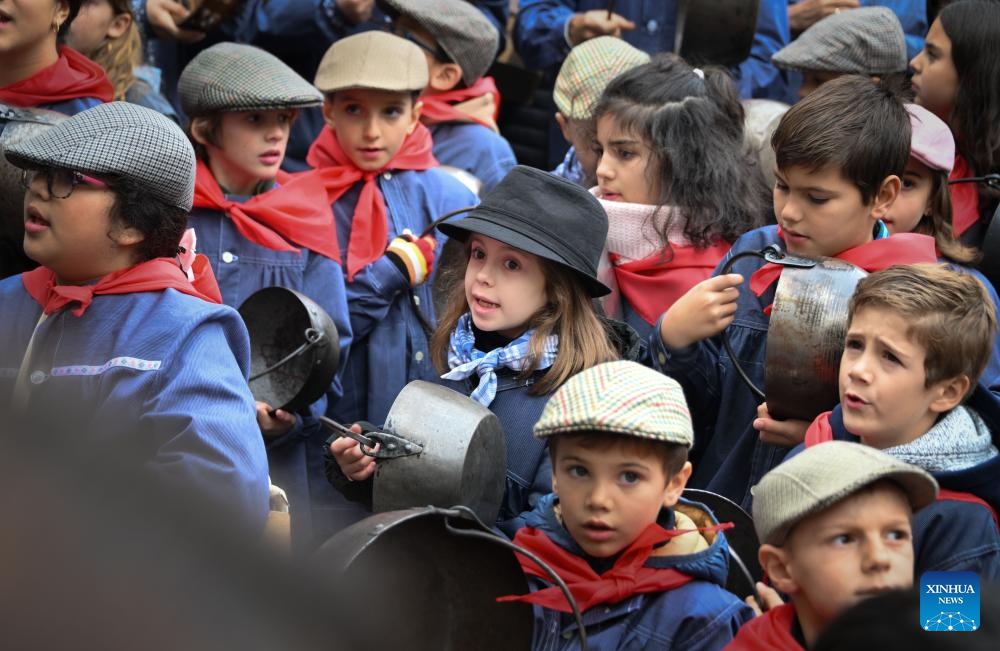 Children sing songs during a music parade in Madrid, Spain, Dec. 14, 2025. Traditional folk groups and various performance troupes from the Community of Madrid and surrounding provinces marched through the streets on Sunday, playing music and singing together to create a festive atmosphere. (Xinhua/Cheng Min)