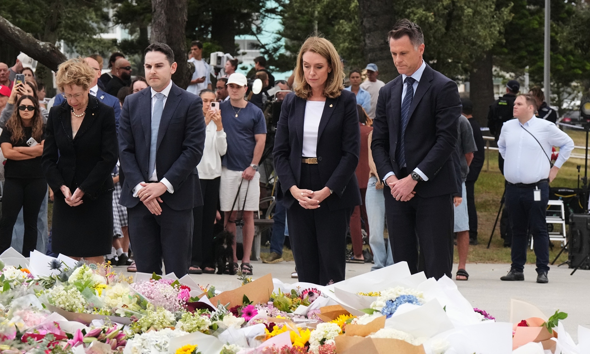 New South Wales Premier Chris Minns, right, and Kellie Sloane, leader of the opposition, the New South Wales Liberal Party, lay wreaths at a tribute for shooting victims outside the Bondi Pavilion at Sydney's Bondi Beach on December 15, 2025, a day after a shooting that killed at least 16 people. Photo: VCG