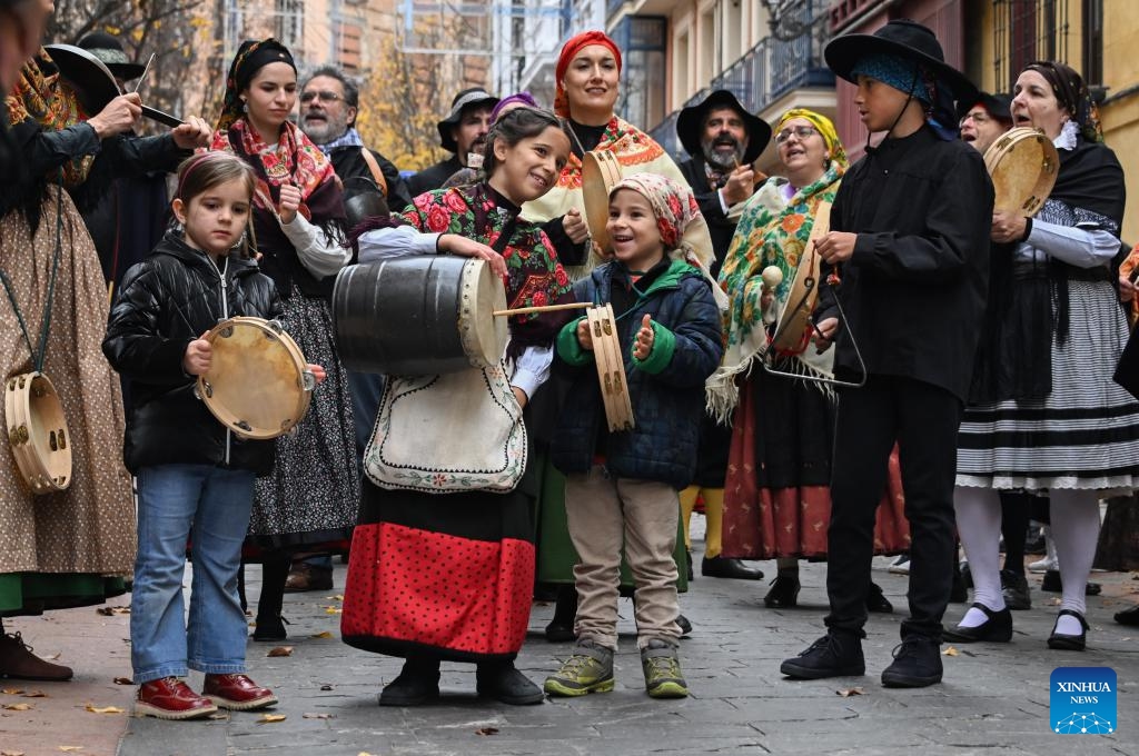 Members of a folk group perform during a music parade in Madrid, Spain, Dec. 14, 2025. Traditional folk groups and various performance troupes from the Community of Madrid and surrounding provinces marched through the streets on Sunday, playing music and singing together to create a festive atmosphere. (Xinhua/Cheng Min)
