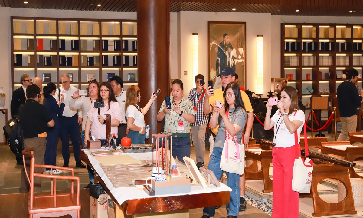 A training delegation from Peru under a school-sector program, organized by the Academy for International Business Officials of the Ministry of Commerce, conducts a study visit to the Boao Lecheng International Medical Tourism Pilot Zone. Photo: Courtesy of Boao Lecheng International Medical Tourism Pilot Zone