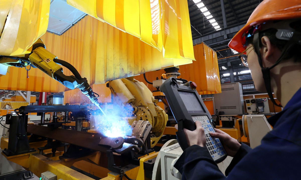 A worker operates machinery on the production line at an intelligent factory in Huzhou, East China's Zhejiang Province on December 16, 2025. Factories across China in different industries are working at full capacity to fill orders and achieve the year-end goals. Photo: VCG