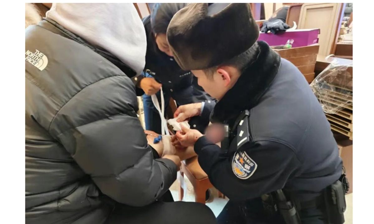 Police officers bandage a man injured by leg vessel rupture in Harbin, China's Heilongjiang Province. Photo: Screenshot from media report