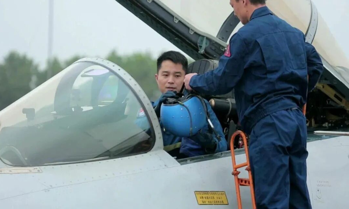Chinese Navy pilot Wang Zhongyuan (left). Photo: screenshot from Capital News, a media platform run by Beijing Daily